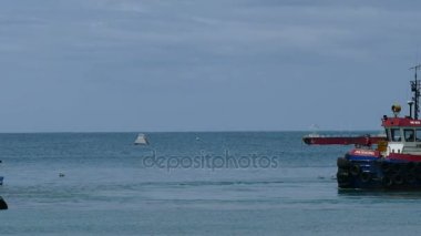 Limana giren balıkçı teknesi