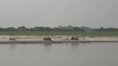 Nehri boyunca balıkçı köyleri