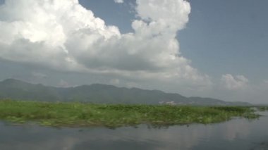 göl ve dağların arka plan üzerinde yüzen