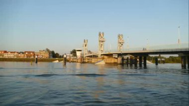 Asma köprü tarafından geçen büyük tekne 