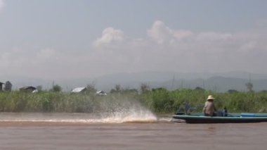 Nyaung Shwe Nehri üzerinde sürme 