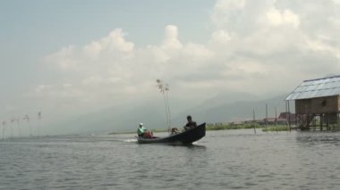 Nyaung Shwe Nehri üzerinde sürme 