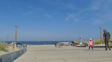 Sahile yürüyüş insanlar