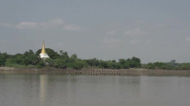 Pagoda Nehri yanında