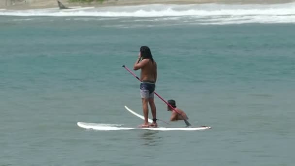 Standup paddle surfing człowieka — Wideo stockowe