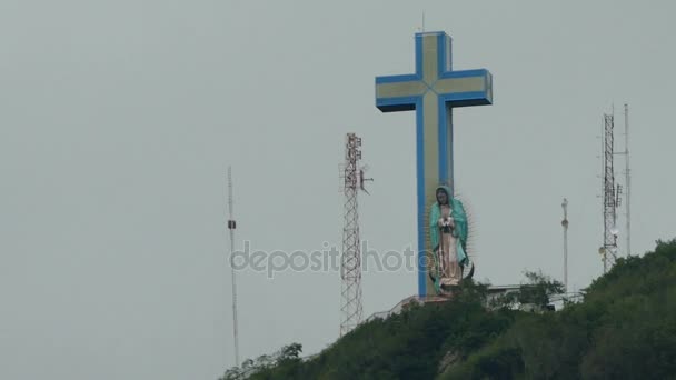 Kruis en Maria standbeeld op Apante hill — Stockvideo