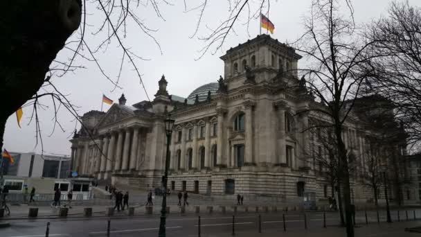 Reichstagsgebäude tagsüber — Stockvideo