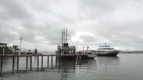 在弗洛里亚诺波利斯 海港的船只的镜头 — 图库视频影像