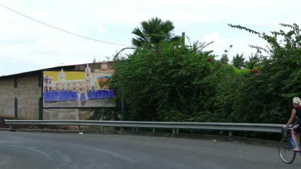 Туристична на велосипеді вздовж Ласкаво просимо знак — стокове відео