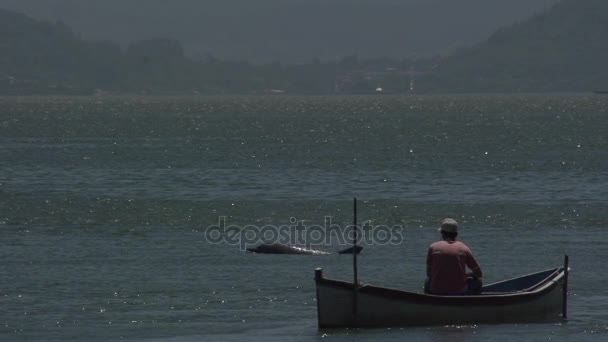 Laguna, nelayan di perahu — Stok Video