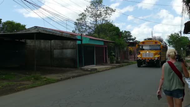 Žlutá schoolbus v ulici Leon — Stock video