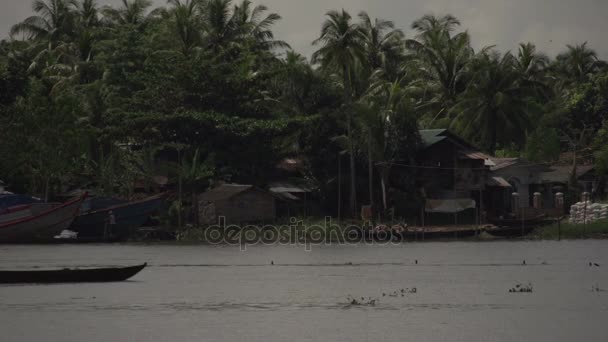 Boot op de rivier de Irrawaddy — Stockvideo