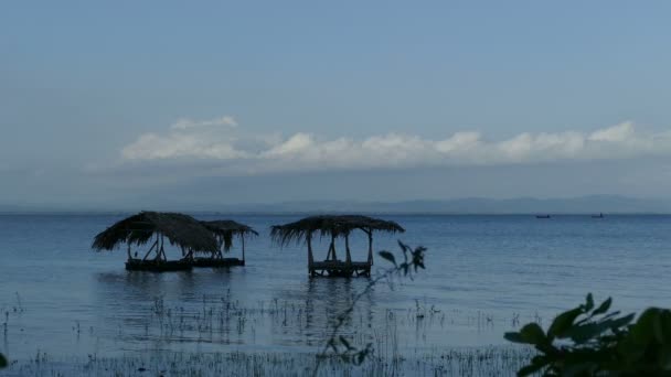 Wash huizen in lake Ometepe — Stockvideo