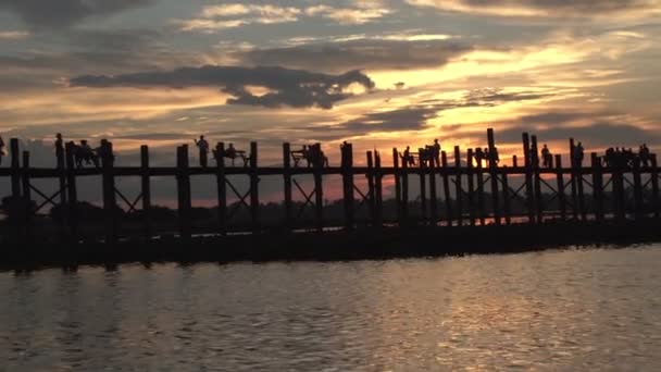 Amarapura, pôr-do-sol na ponte U-bein — Vídeo de Stock