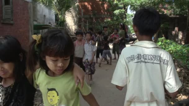 Yangon, dzieci bawiące się w alei — Wideo stockowe