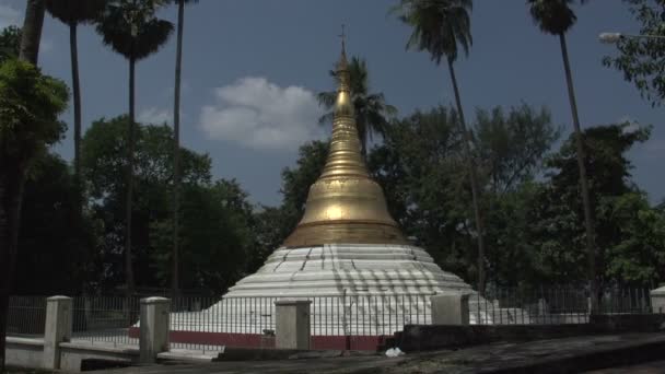 Menschen gehen an der Shwedagon-Pagode vorbei — Stockvideo