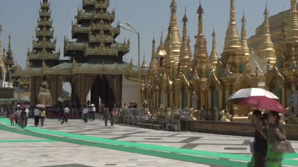 Gente que pasa por la pagoda Shwedagon — Vídeos de Stock