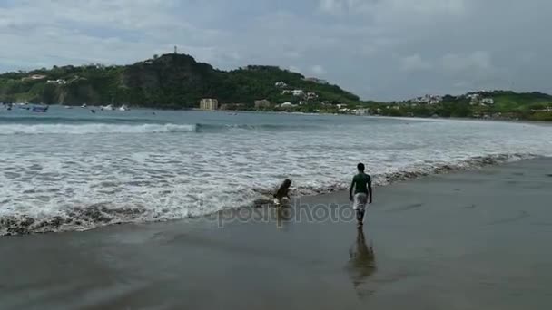 Surf de olas en el Océano Pacífico — Vídeos de Stock