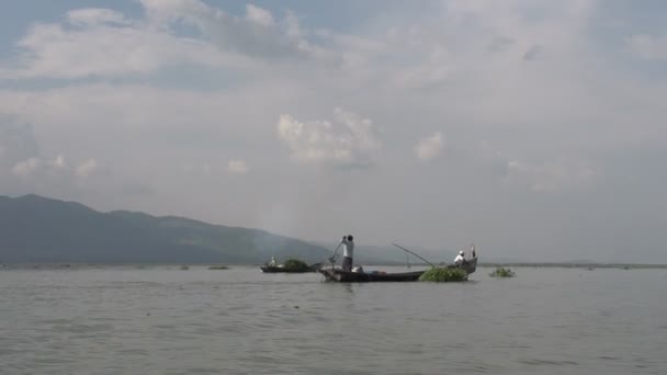 Montar en el río Nyaung Shwe — Vídeo de stock