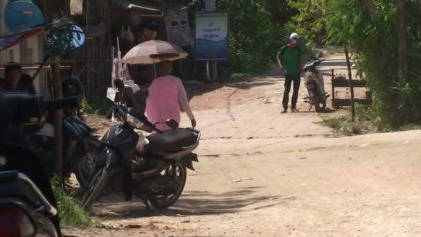Pathein, küçük bir köy sokak hayatı — Stok video