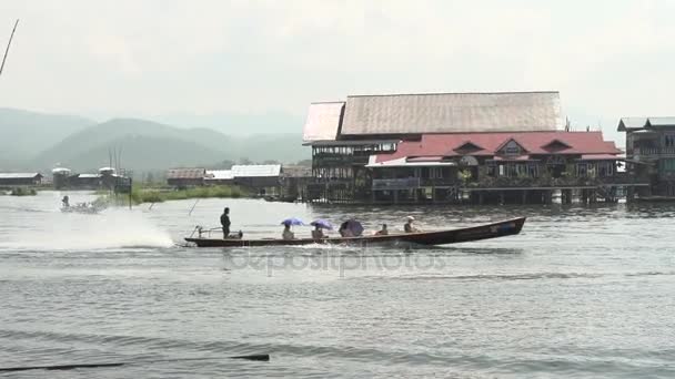 Nyaung Shwe Nehri üzerinde sürme — Stok video