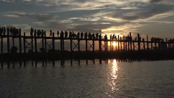 Amarapura, solnedgång på U-bein bridge — Stockvideo