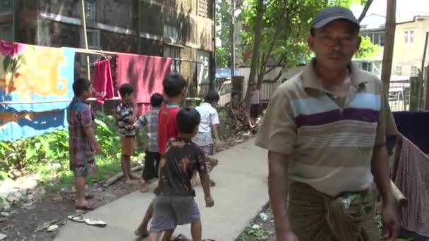 Yangon, les enfants jouent dans une ruelle — Video