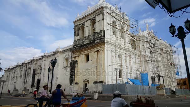 Katedra w Leon w rusztowania — Wideo stockowe