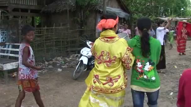 Mulheres coletar dinheiro para a festa — Vídeo de Stock