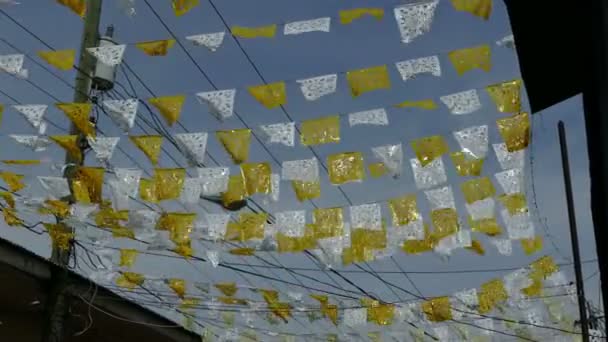 Біло-жовті прапори на фоні неба — стокове відео