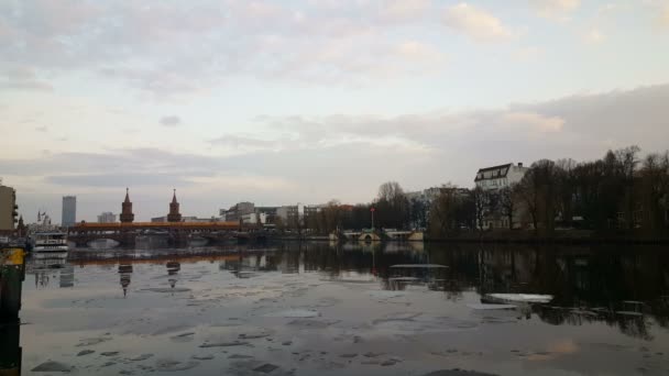 Ηλιοβασίλεμα στον ποταμό Spree στο Βερολίνο — Αρχείο Βίντεο