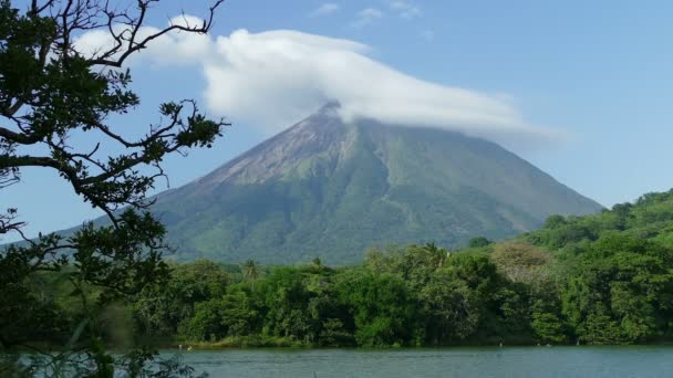 Volcán Concepion en el lago Charco Verde — Vídeo de stock