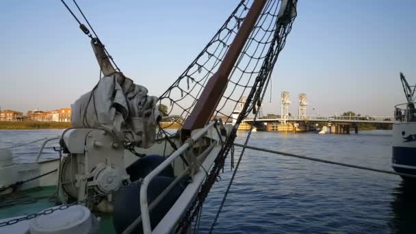 Barco en el puerto de Kampen al atardecer — Vídeos de Stock