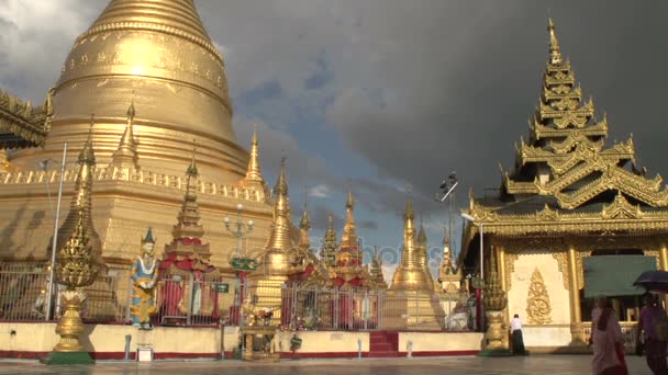 Pathein, Shwemokehtaw Pagoda — Stock Video