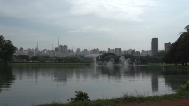 Waterfounta in Ibirapuera park — Stockvideo
