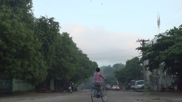 Νωρίς το πρωί στους δρόμους της Bagan — Αρχείο Βίντεο