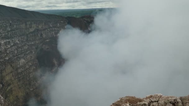 Krater van de vulkaan Masaya — Stockvideo