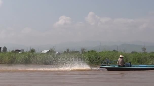 Reiten auf dem Fluss Nyaung shwe — Stockvideo