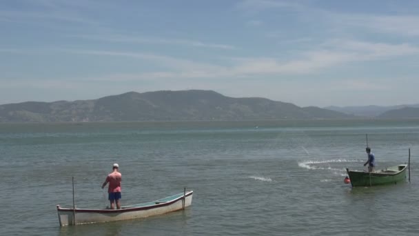 Laguna, fiskare i båtar — Stockvideo