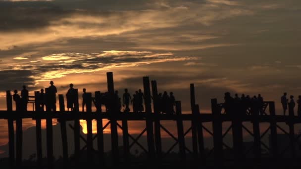 Amarapura, zachód słońca na U-bein bridge — Wideo stockowe