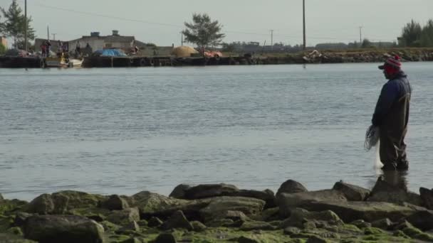 라 구나, 어 부가 물에 서 서 — 비디오