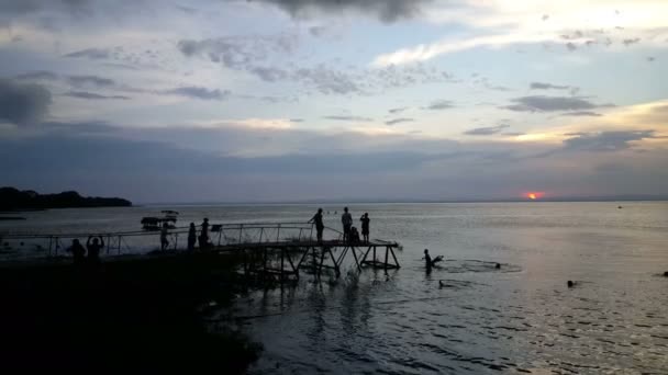 Kinder spielen im Hafen von Moyogalpa — Stockvideo