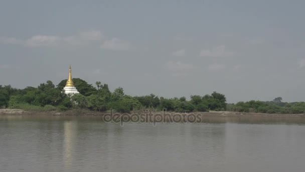 Pagoda a orillas del río — Vídeos de Stock