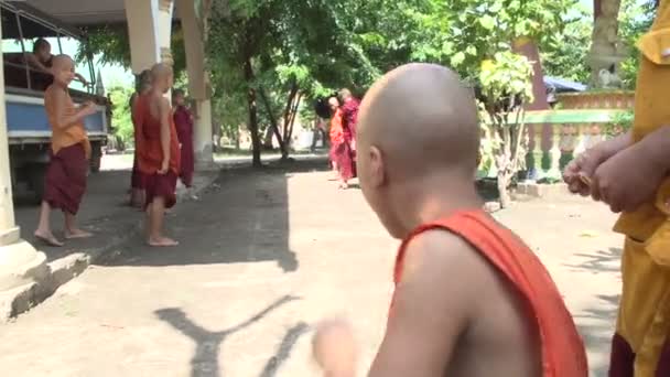 Молодые буддийские монахи на улицах — стоковое видео