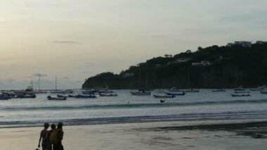 Deniz tarafında yürüyen kadınlar