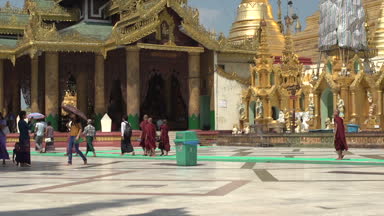 Shwedagon Pagoda tarafından geçen kişiden
