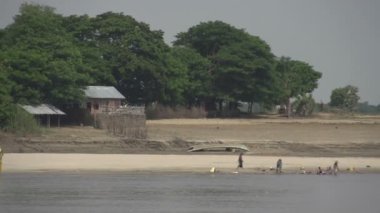 Nehri boyunca balıkçı köyleri