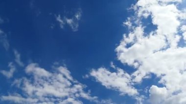 Uçaklar ile bulutlu gökyüzü
