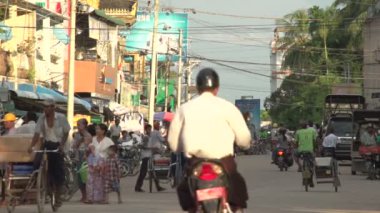 Shwemokehtaw Pagoda Caddesi'nde trafik