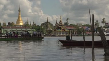 Manzarası önünde bırakarak feribot 